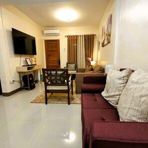 TV - Isabel's Home - 3-bedroom Home with a Hot Tub/Jacuzzi (Davao City)
