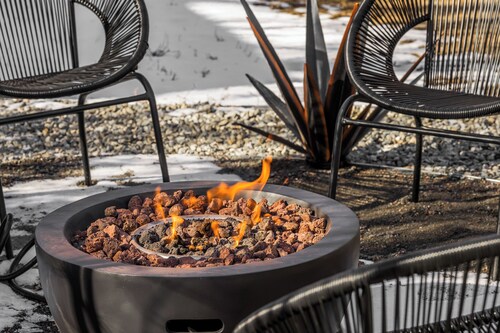 ~Huge Hot Tub~Theater/Game Room~Family Friendly~Private Backyard Oasis~Fire Pit~