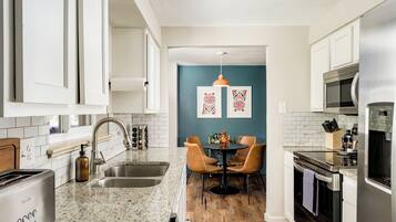 Frigorífico, microondas, horno y placa de cocina