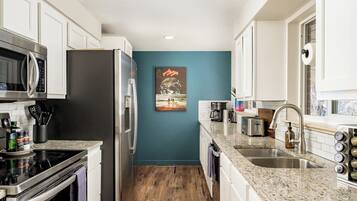 Een koelkast, een microgolfoven, een oven, een kookplaat