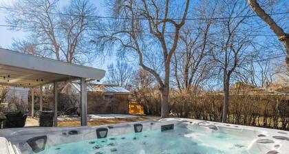 ~Huge Hot Tub~Theater/Game Room~Family Friendly~Private Backyard Oasis~Fire Pit~