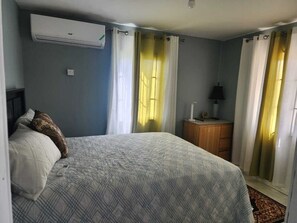 1 bedroom, iron/ironing board, WiFi, bed sheets - Cozy house in delightful Winchester Green Island with AC, WiFi. (Lucea)