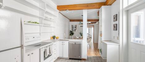 Frigorifero, microonde, forno, piano cottura