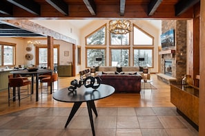 TV connectée, cheminée, jeux vidéo, vidéothèque