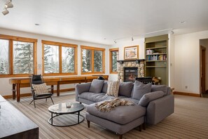 Smart-TV, Kamin, Videospiele, Videothek