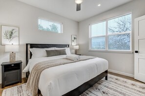 3 bedrooms, desk, iron/ironing board, free WiFi