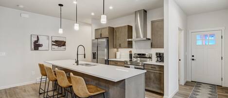 Kylskåp, mikrovågsugn, ugn och spishäll