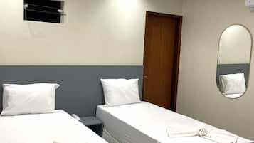 Quarto duplo conforto | Escrivaninha, espaço de trabalho para notebook, cortinas blackout