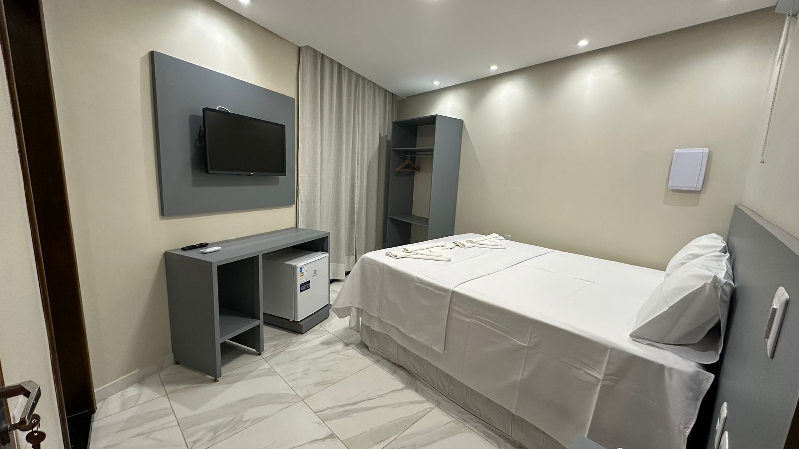 ห้องคอมฟอร์ทดับเบิล | โต๊ะทำงาน, พื้นที่ทำงานแบบใช้แล็ปท็อป, ผ้าม่านกันแสง, เตารีด/โต๊ะรีดผ้า