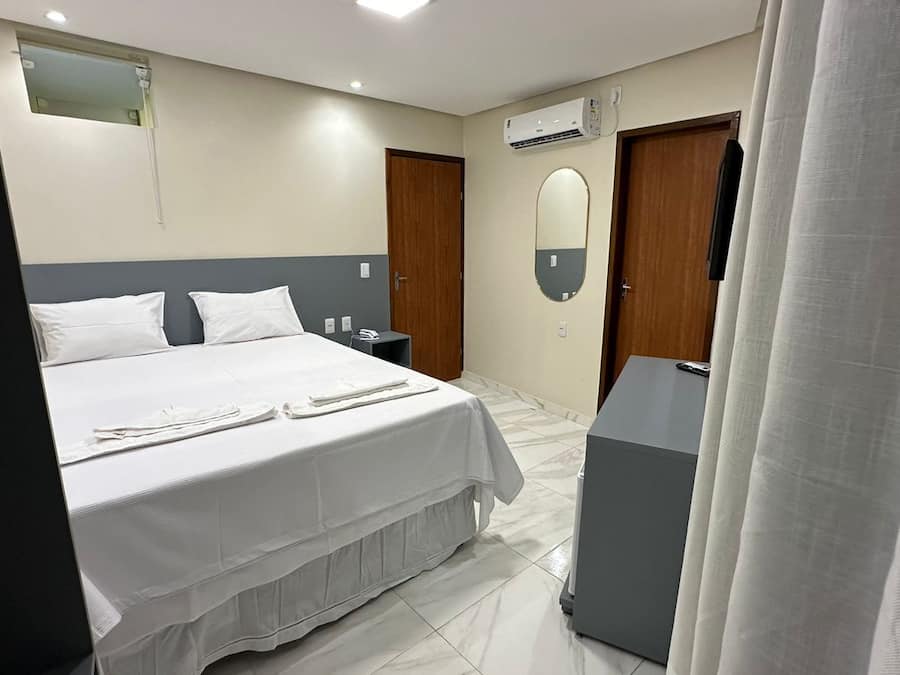 Kamar Double Comfort | Meja kerja, ruang kerja ramah laptop, dan tirai kedap cahaya