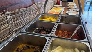 A buffet with various food options including meat, vegetables, and rice dishes. - Pousada Princesa do Sertão (Piranhas)