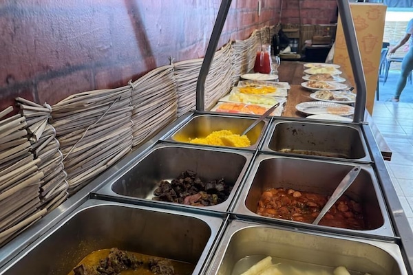 Café da manhã com pratos da culinária local grátis todos os dias