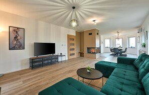 TV connectée, cheminée, baby-foot, chaîne hi-fi