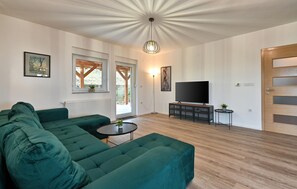 Smart-TV, Kamin, Tischfußball, Stereoanlage