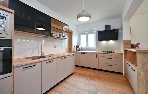 Kühlschrank, Mikrowelle, Ofen, Herdplatte
