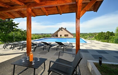 Pet friendly home in Luzan Biskupecki