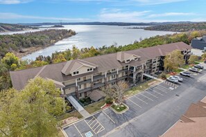 Exterior - 2 Bedroom Condo w Deck & Wooded Views-Free Attraction Tickets-Close to State Park Marina (Branson)