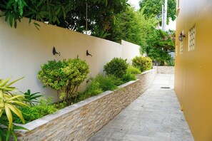 Property grounds - Spacious 6-bedroom house in Federation Park Port of Spain with AC, WiFi (Port of Spain)