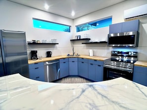 Geladeira, micro-ondas, fogão, cooktop