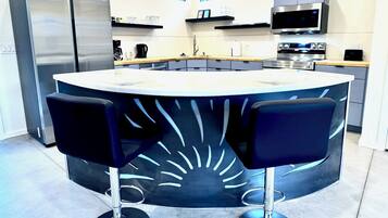 KĂŒhlschrank, Mikrowelle, Ofen, Herdplatte