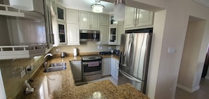 Micro-ondas, fogão, cooktop, talheres/pratos/utensílios de cozinha