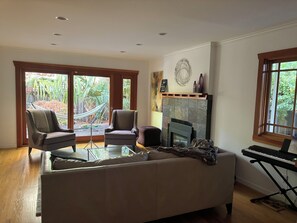 Een open haard, een computerscherm en een printer