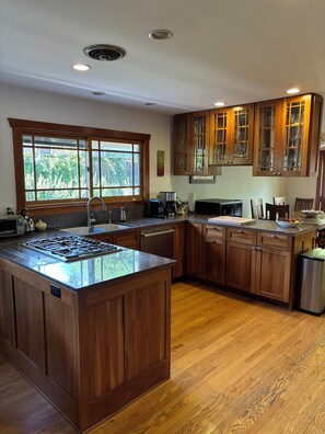 Kylskåp, mikrovågsugn, ugn och spishäll