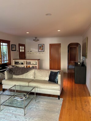 Een open haard, een computerscherm en een printer