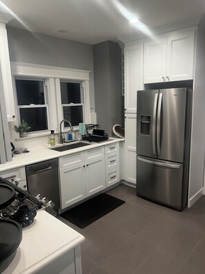 Fridge, microwave, oven, stovetop - ★Casa de Paz II ★Min to American Dream Mall ★ Min to NYC★ (North Bergen)
