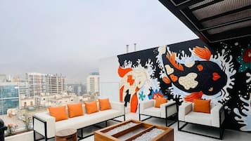 Superior-Apartment, Terrasse, Blick auf den Innenhof | Terrasse/Patio