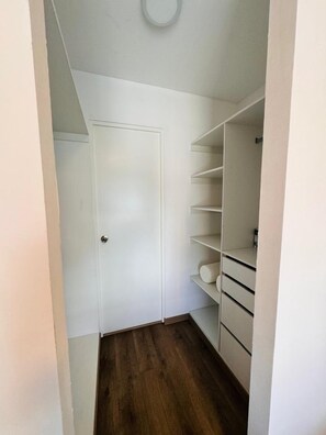 1 chambre, rideaux dâobscurcissement, fer et planche Ă repasser