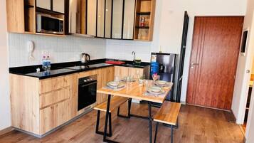 Superior-Apartment, Terrasse, Blick auf den Innenhof | Eigene Küche | Kühlschrank, Mikrowelle, Ofen, Herdplatte