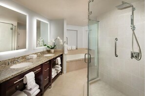 Baignoire Ă jets, sĂšche-cheveux, serviettes fournies, savon
