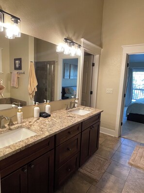 Bruser, hårtørrer, håndklæder, Sæbe