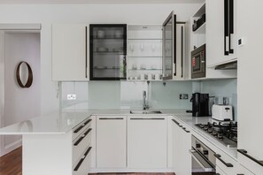 Fridge, microwave, oven, stovetop - Divine Bayswater 2BR, Furnished & Decorated, by Blueground (London)