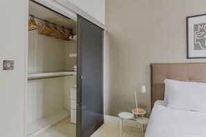 2 bedrooms, iron/ironing board, WiFi, bed sheets - Divine Bayswater 2BR, Furnished & Decorated, by Blueground (London)