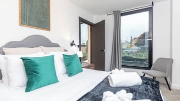 3 habitaciones, tabla de planchar con plancha y cuna de viaje