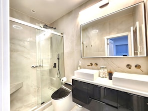 Douche, sĂšche-cheveux, bidet, serviettes fournies