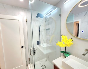 Dusche, Haartrockner, Bidet, Handtücher