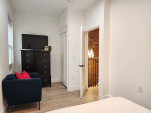 2 bedrooms, in-room safe, desk, iron/ironing board