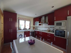 Fridge, oven, dishwasher, coffee/tea maker - La Churla Rural House in Mazcuerras (Mazcuerras)