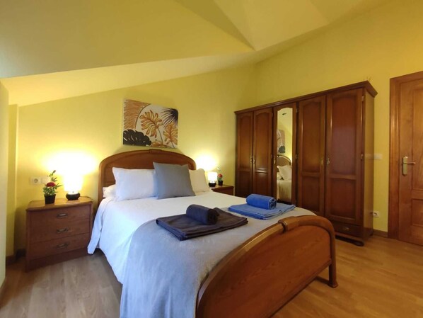 4 bedrooms, iron/ironing board, travel cot, free WiFi - La Churla Rural House in Mazcuerras (Mazcuerras)