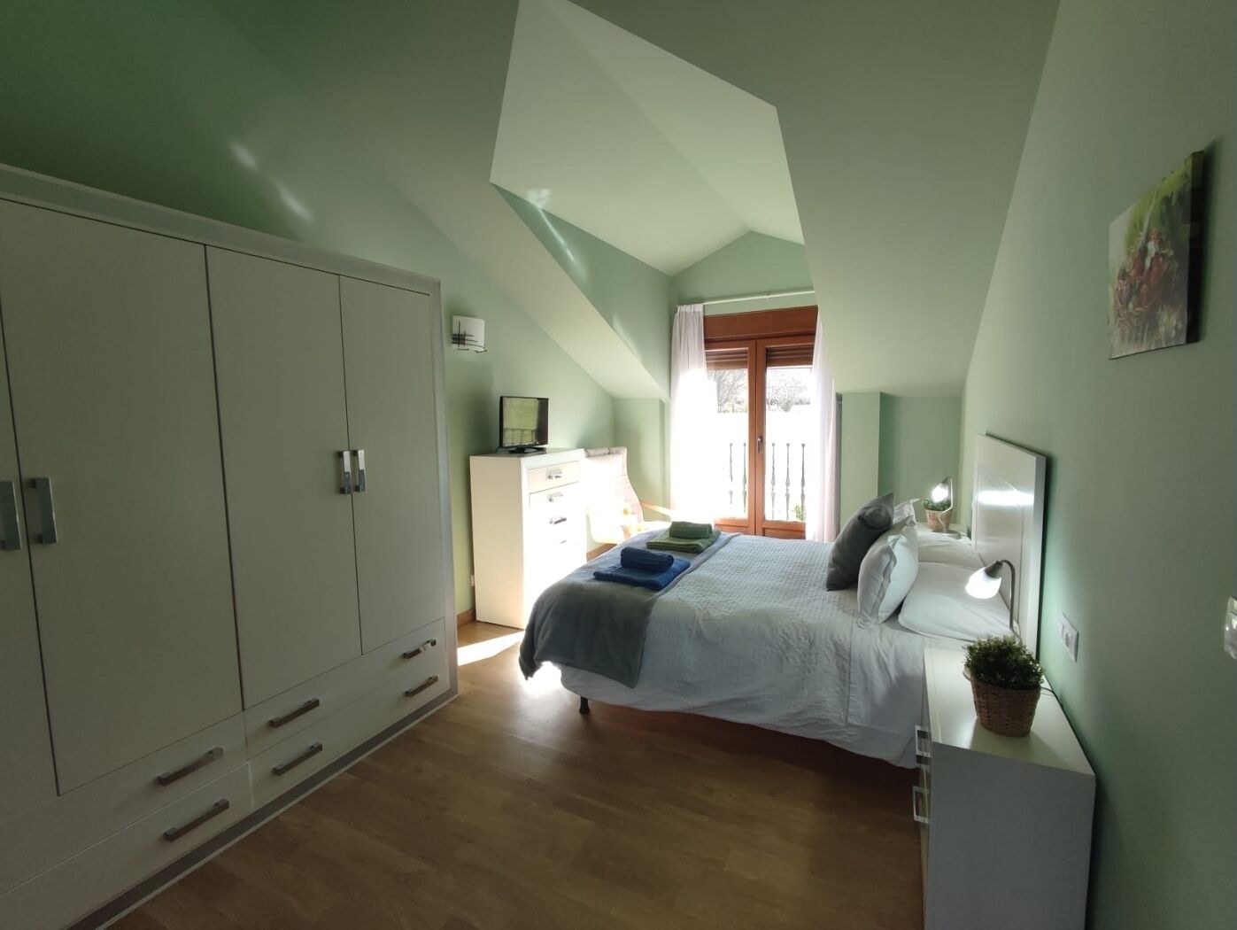4 bedrooms, iron/ironing board