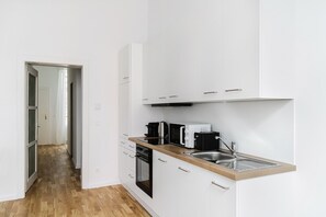 Fridge, microwave, oven, stovetop - Blueground | Landstraße, w/d, fully furnished (Vienna)