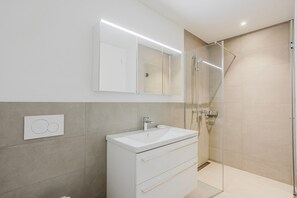 Hair dryer, towels - Blueground |  Gewerbeschule, w/d, fully furnished (Zurich)