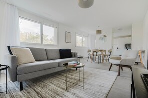 TV, stereo - Blueground | Gewerbeschule, w/d, fully furnished (Zurich)