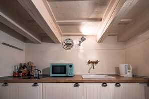 Micro-ondes, plaque de cuisson, cafetière/bouilloire