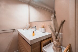 Shower, hair dryer, towels