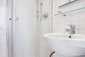 Dusche, Haartrockner, Handtücher, Shampoo