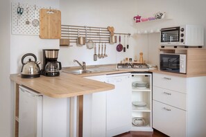 Geladeira, micro-ondas, cooktop, lava-louças